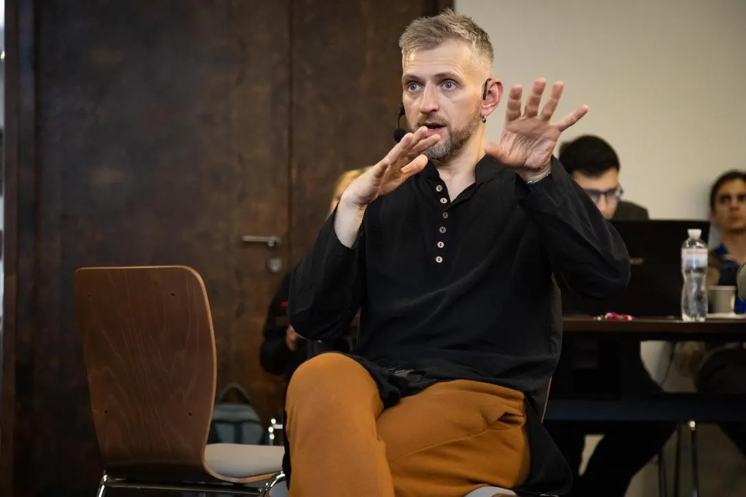 Игорь Шавро – переводчик с жестового языка Игорь Шавро – переводчик с жестового языка