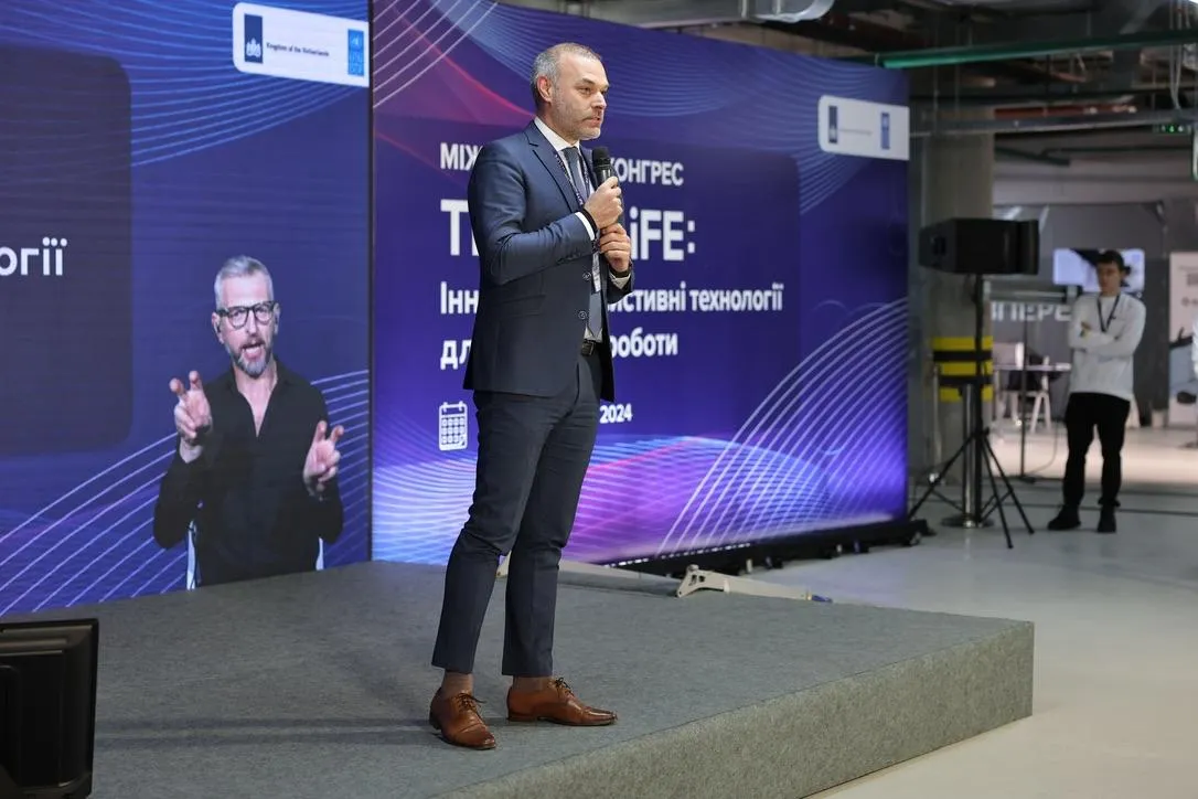 Игорь Шавро – переводчик с жестового языка Игорь Шавро – переводчик с жестового языка