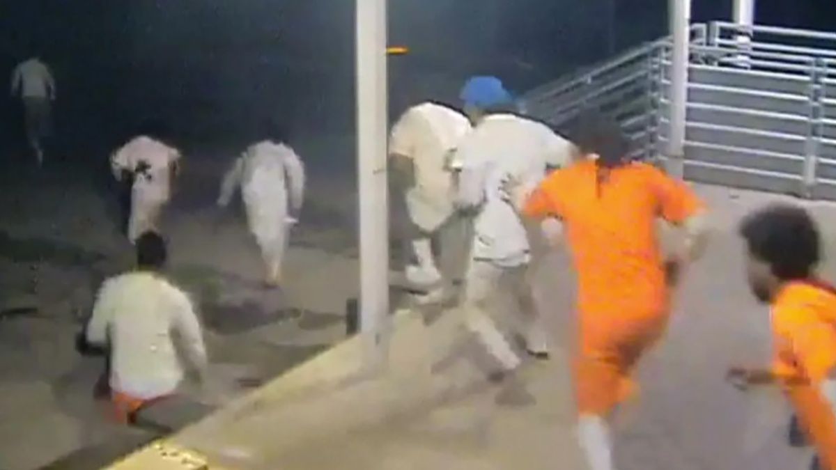 В США заключенные сбежали через дыру в туалете и оставили послание