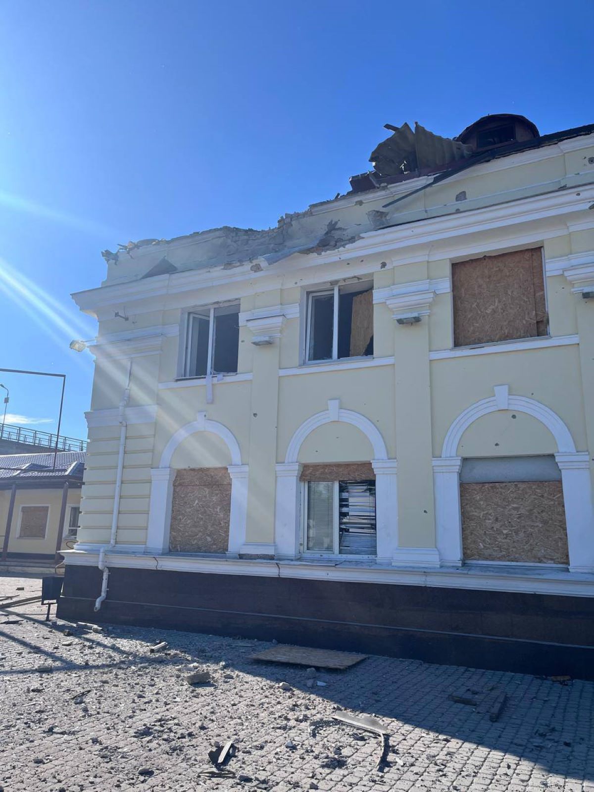 Последствия вражеского удара по вокзалу Последствия вражеского удара по вокзалу