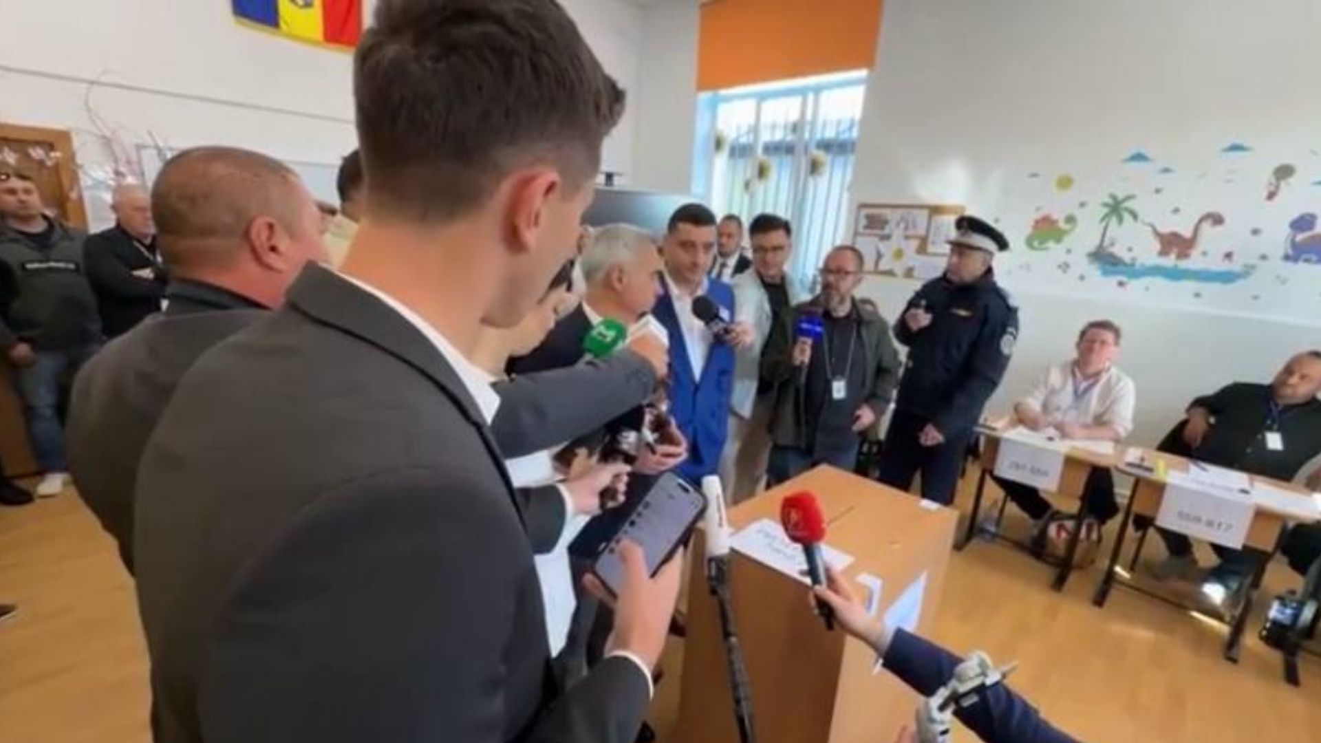 Сіміона вигнали з дільниці через порушення правил виборів - 24 Канал Сіміона вигнали з дільниці через порушення правил виборів - 24 Канал