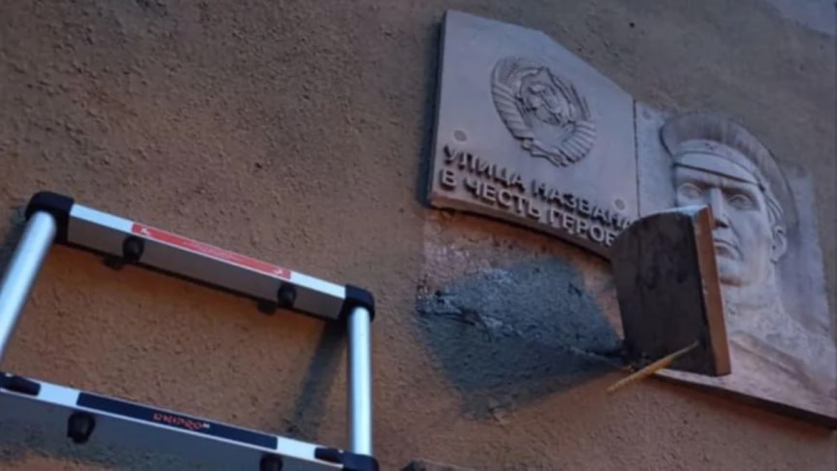 Масова бійка під радянською табличкою в Одесі Масова бійка під радянською табличкою в Одесі