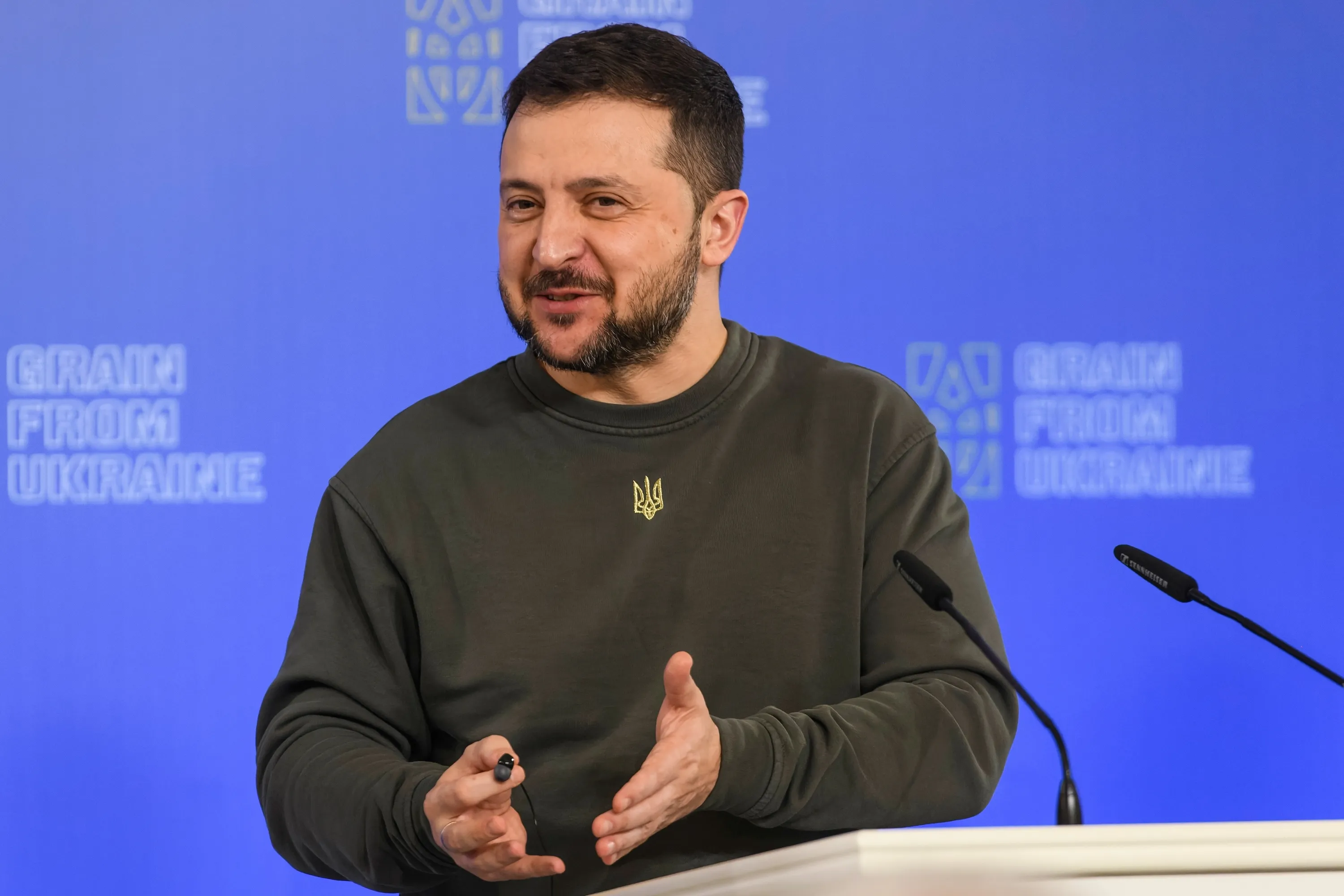 Владимир Зеленский в свитшоте Владимир Зеленский в свитшоте