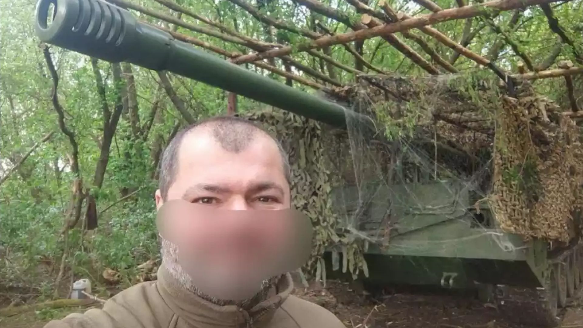 Алік Ветров на фоні САУ "Коксан"