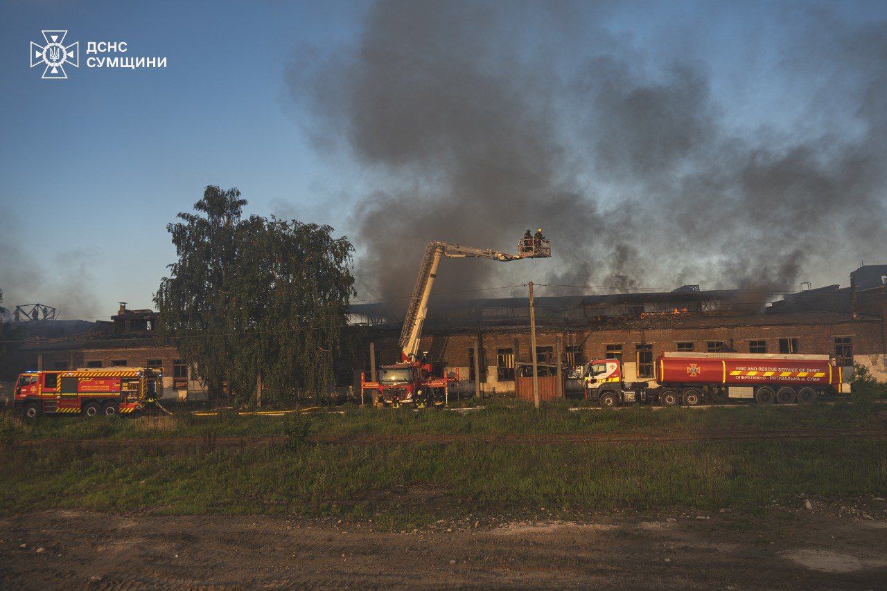 В Сумской громаде после атаки дронов произошел пожар В Сумской громаде после атаки дронов произошел пожар