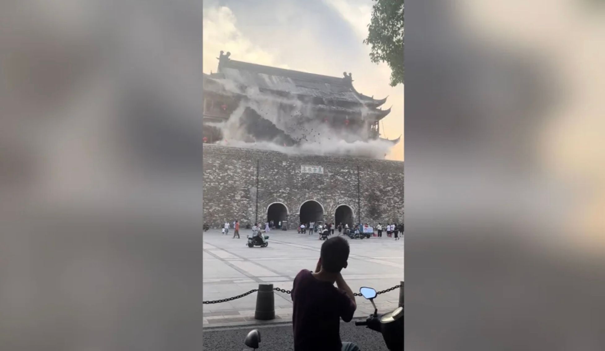 У Китаї частково обвалився дах Барабанної вежі