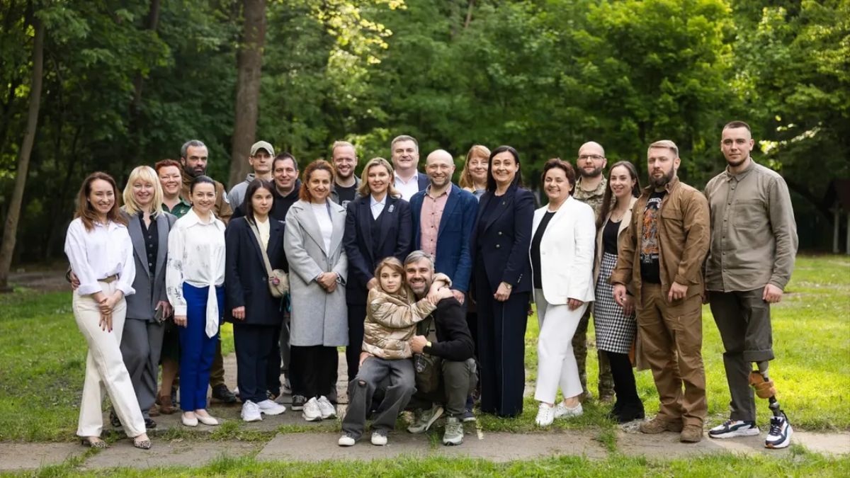 С символической брошью: Елена Зеленская поразила деловым образом в столице - Show24