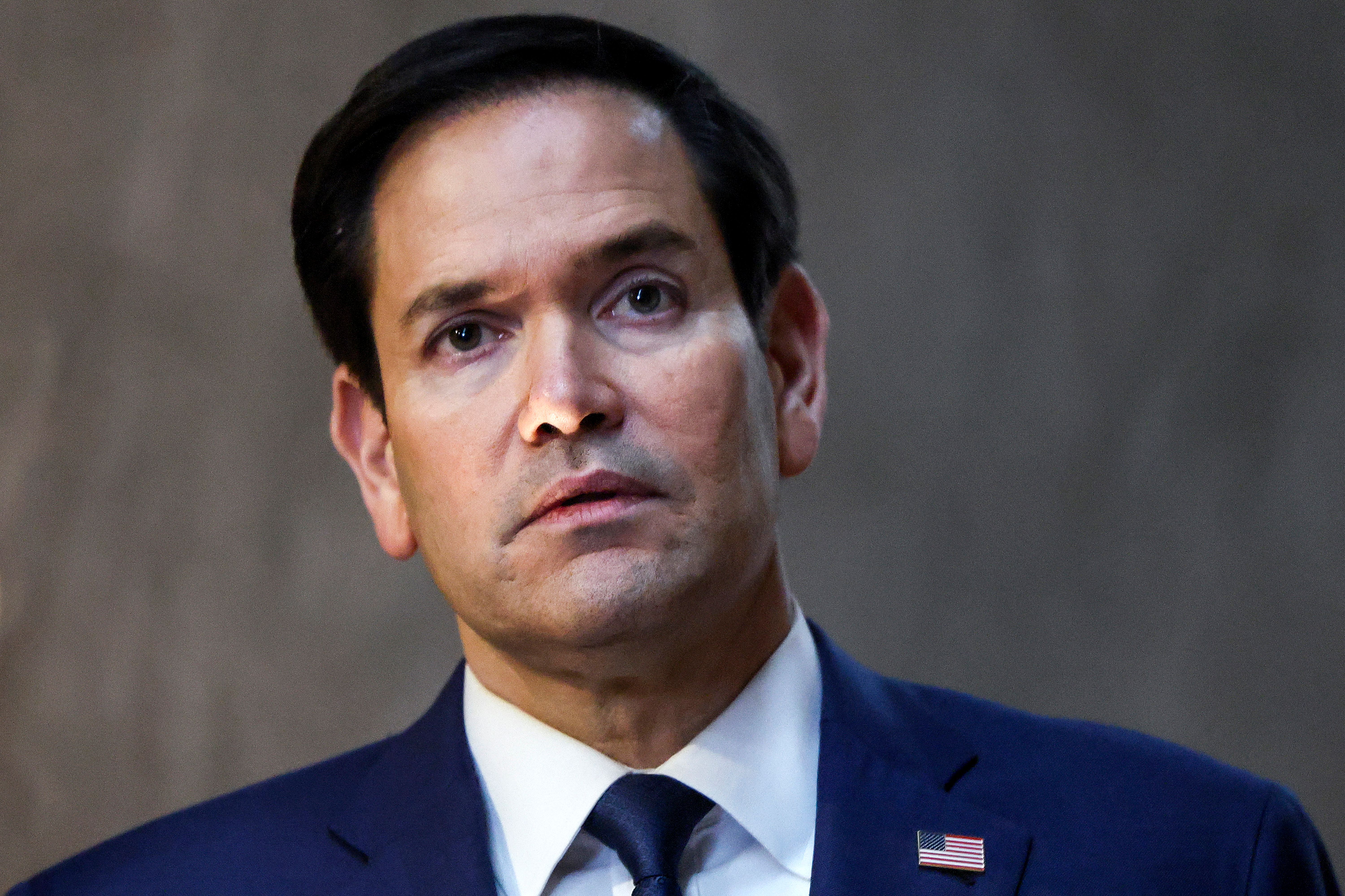 Госсекретарь США отказался определить Путина военным преступником