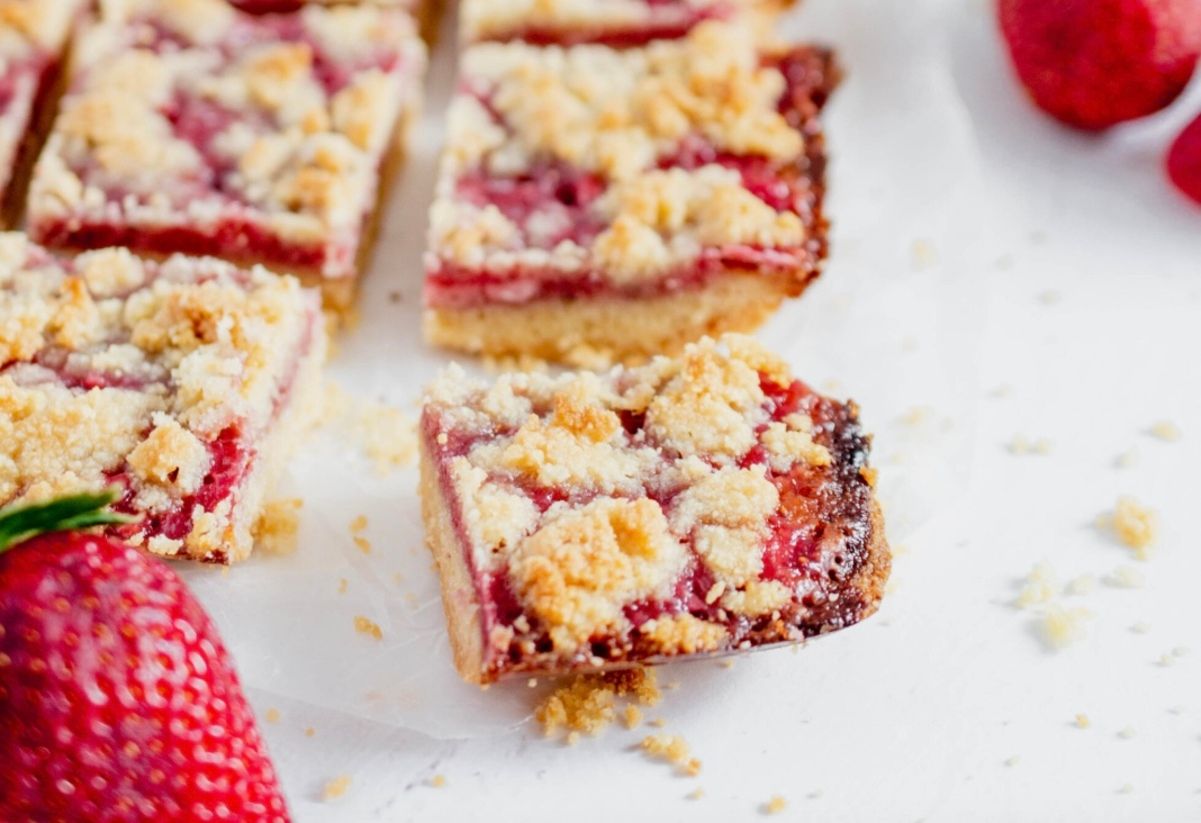 Тертое печенье с клубникой Тертое печенье с клубникой