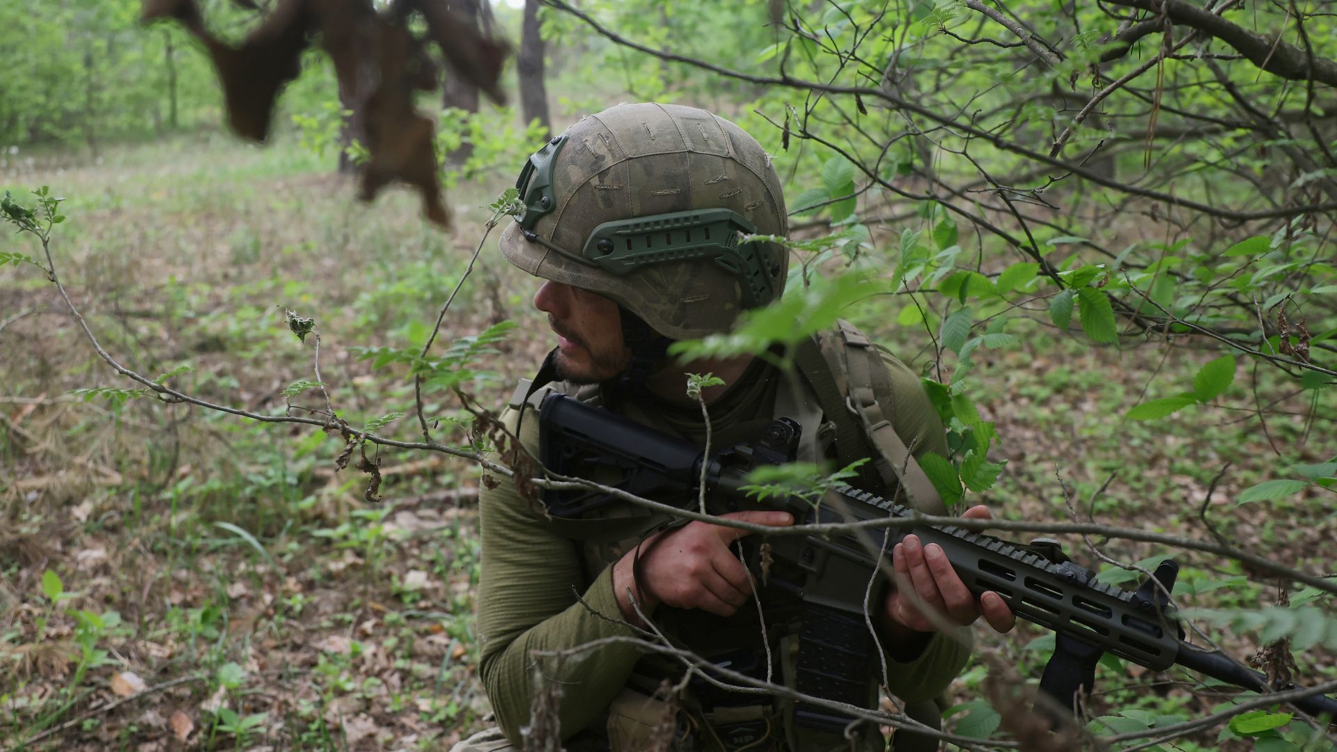 Броня врятувала військових: ворожий дрон атакував авто українських снапейрів - 24 Канал