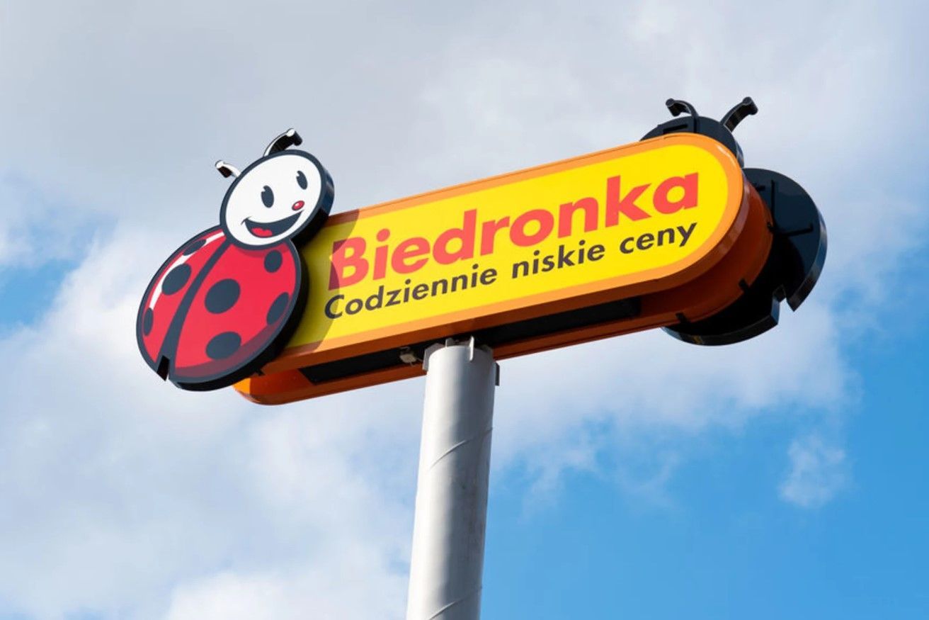 Вывеска Biedronka