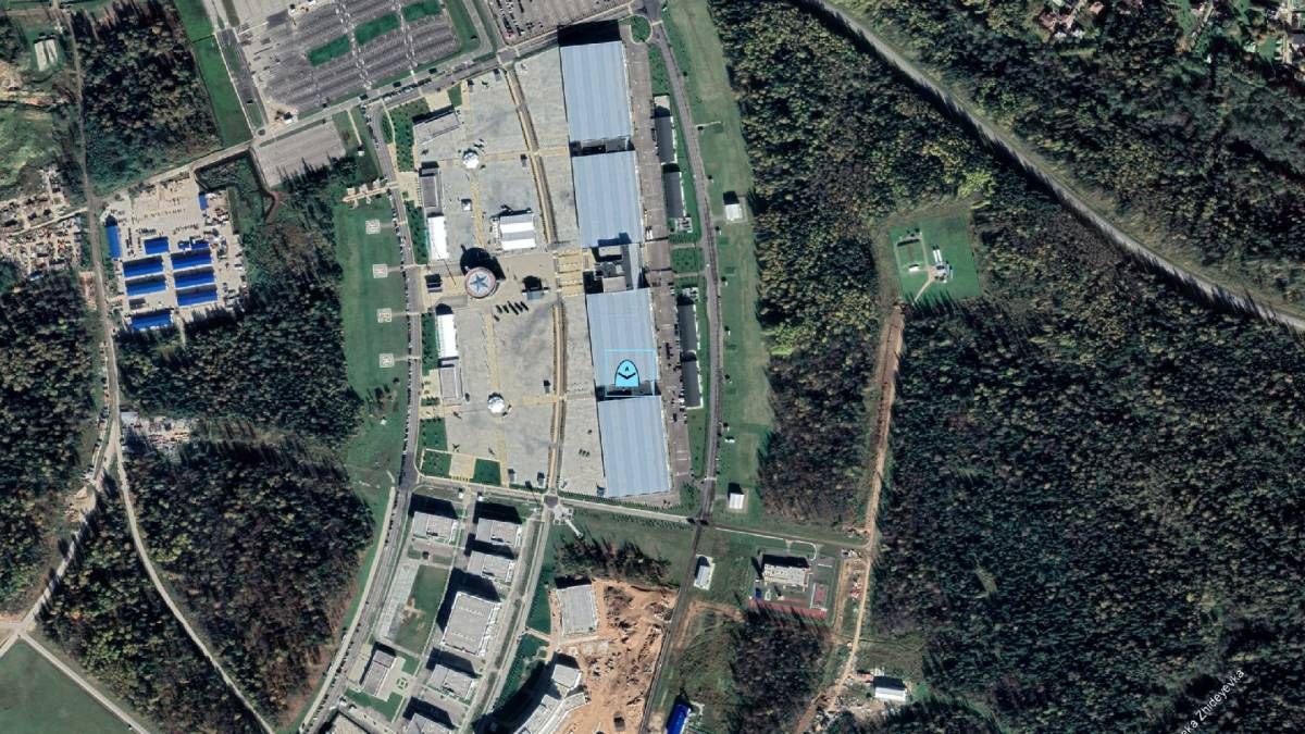 БпЛА влучив по військовому парку під Москвою БпЛА влучив по військовому парку під Москвою