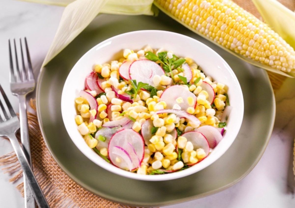 Салат з редискою, моцарелою та кукурудзою Салат з редискою, моцарелою та кукурудзою