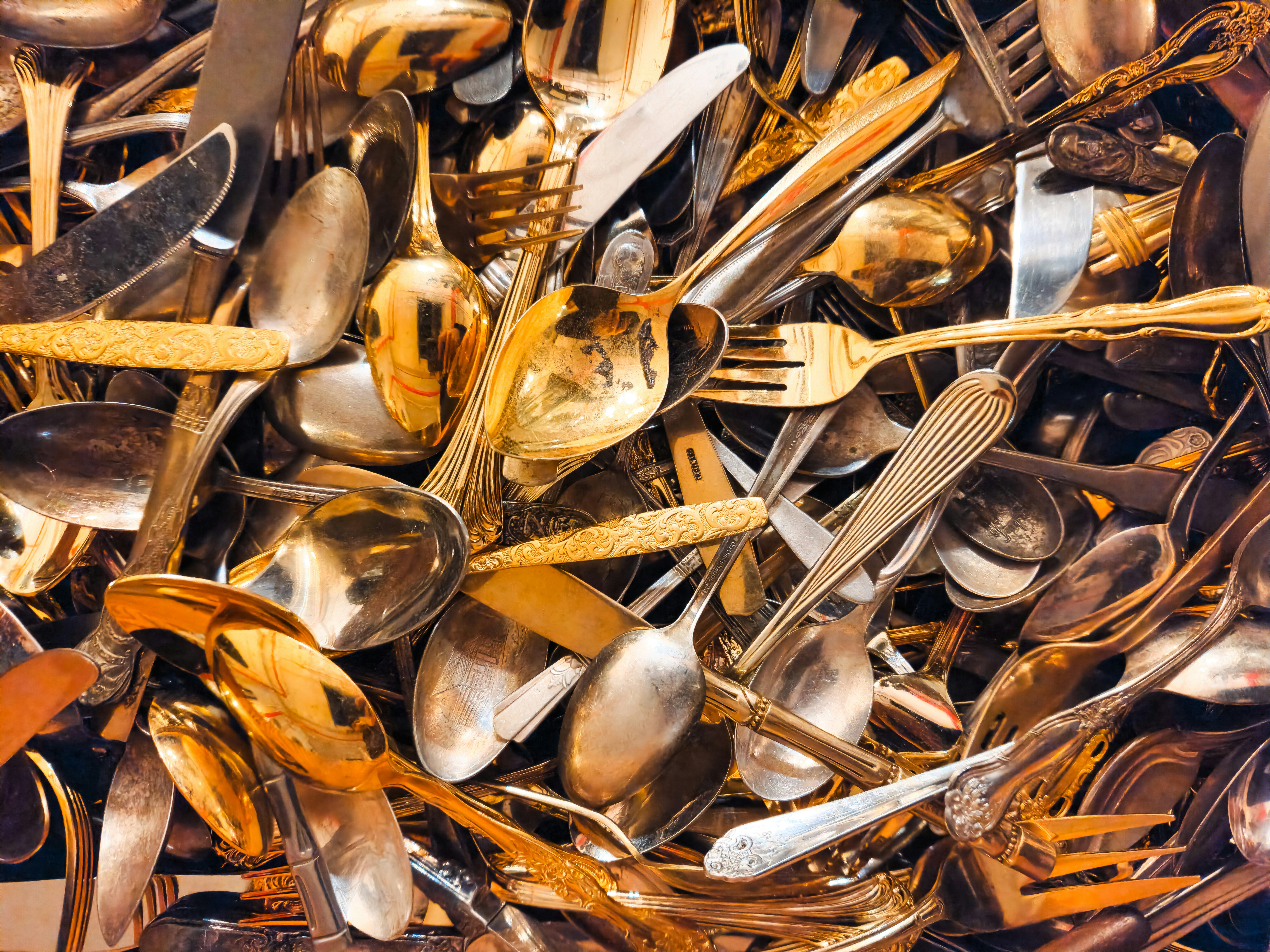 Чоловік встановив світовий рекорд, приклеївши до свого тіла 96 ложок Чоловік встановив світовий рекорд, приклеївши до свого тіла 96 ложок