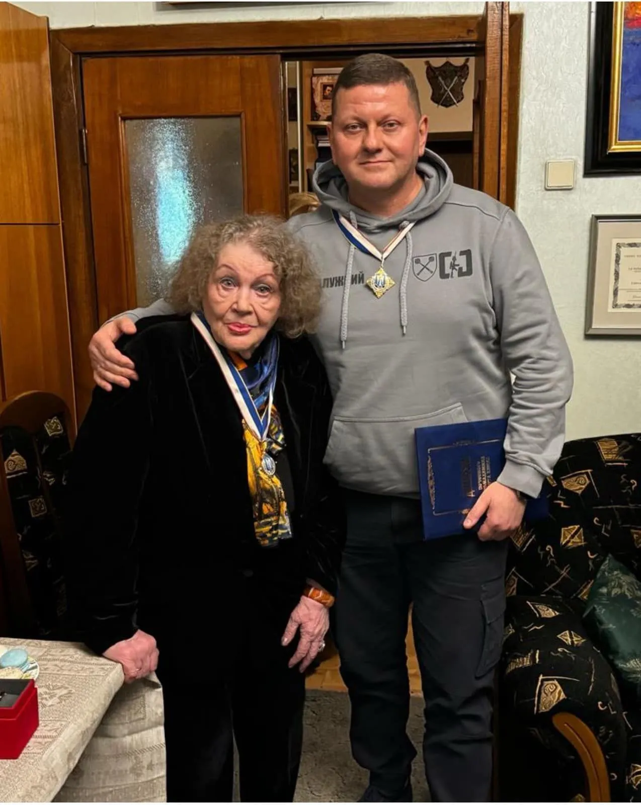 Валерій Залужний вдома у Ліни Костенко 