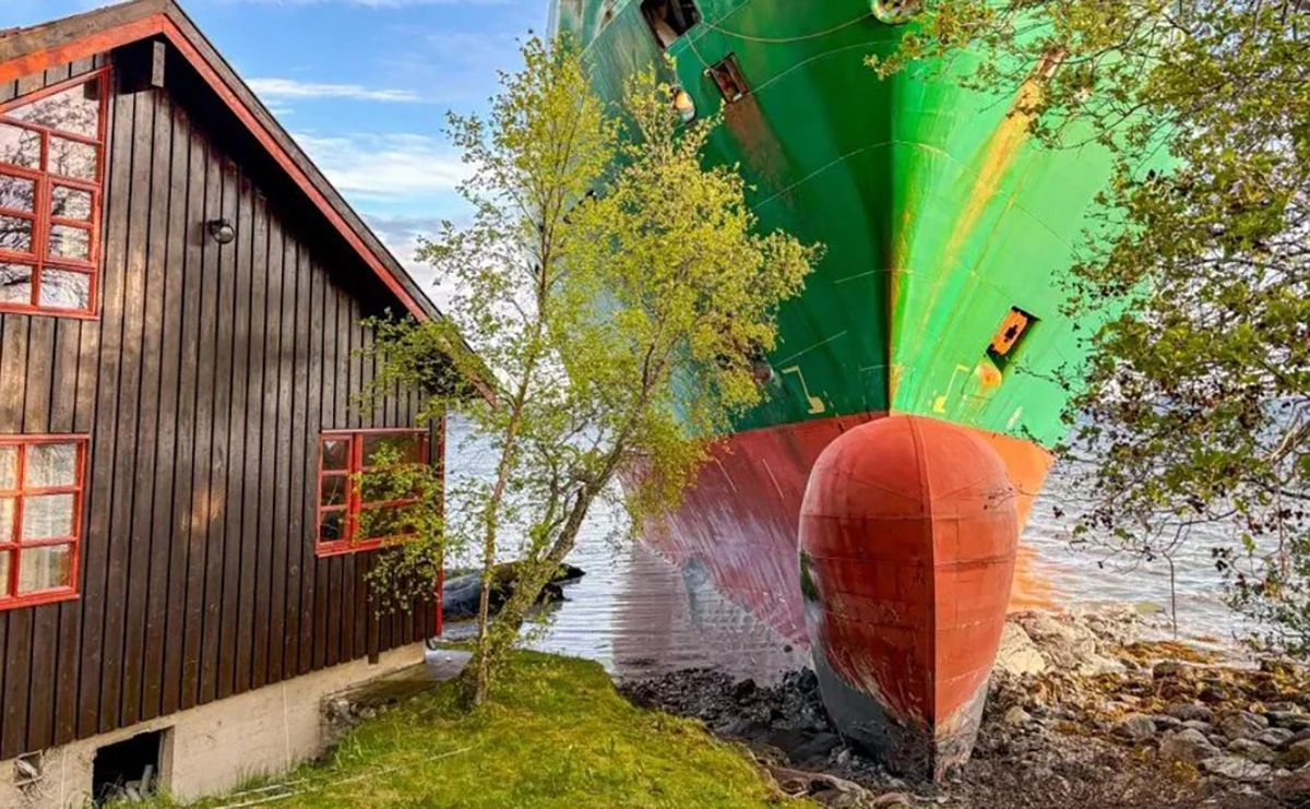 Корабль едва не снес дом, сев на мель Корабль едва не снес дом, сев на мель