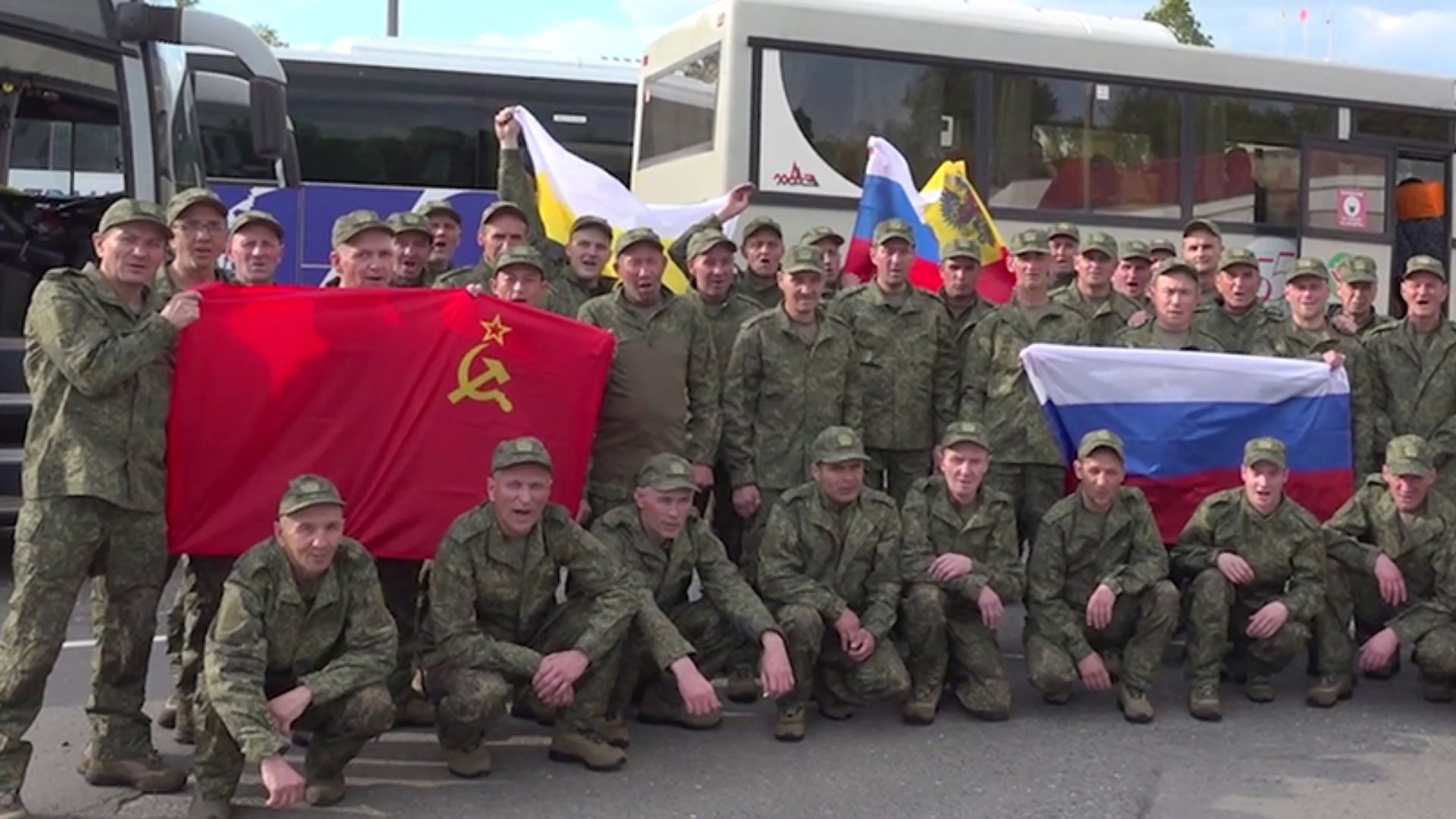 Российские пленные позировали с флагом СССР Российские пленные позировали с флагом СССР