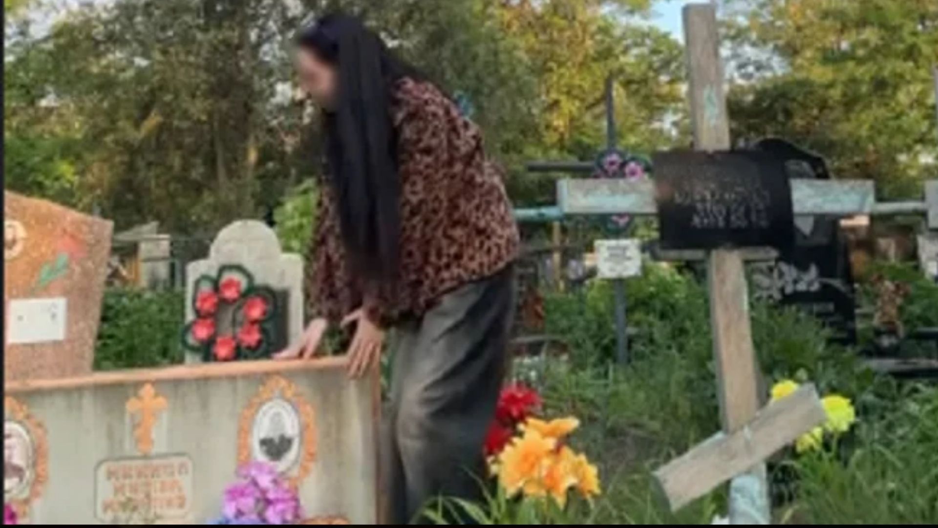 Девушка танцевала возле надгробий в Днепре Девушка танцевала возле надгробий в Днепре