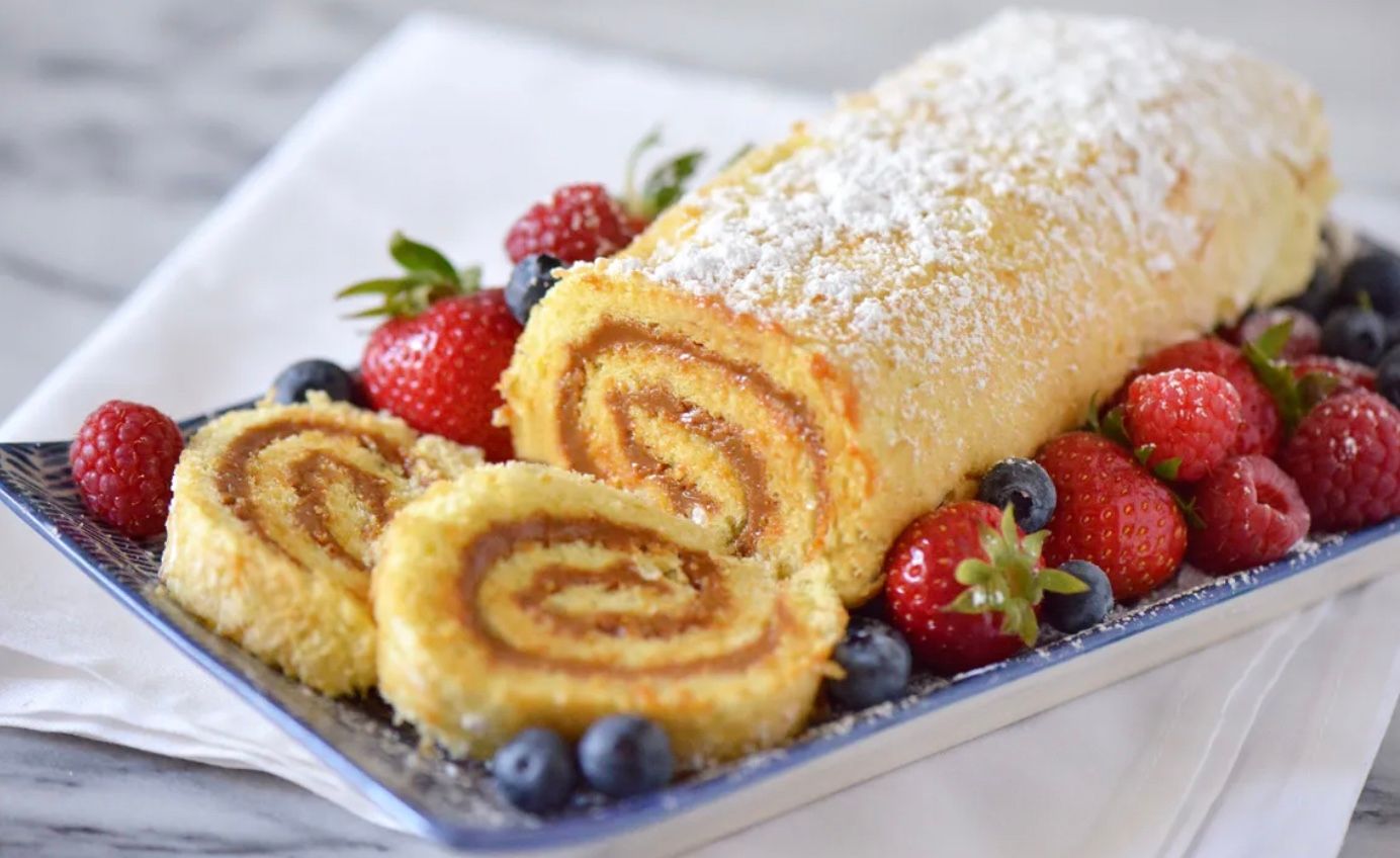 Бісквітний рулет зі згущеним молоком Бісквітний рулет зі згущеним молоком