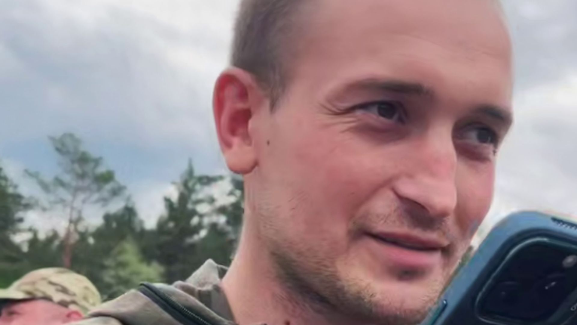 Освобожденный из плена Дмитрий звонит маме Освобожденный из плена Дмитрий звонит маме