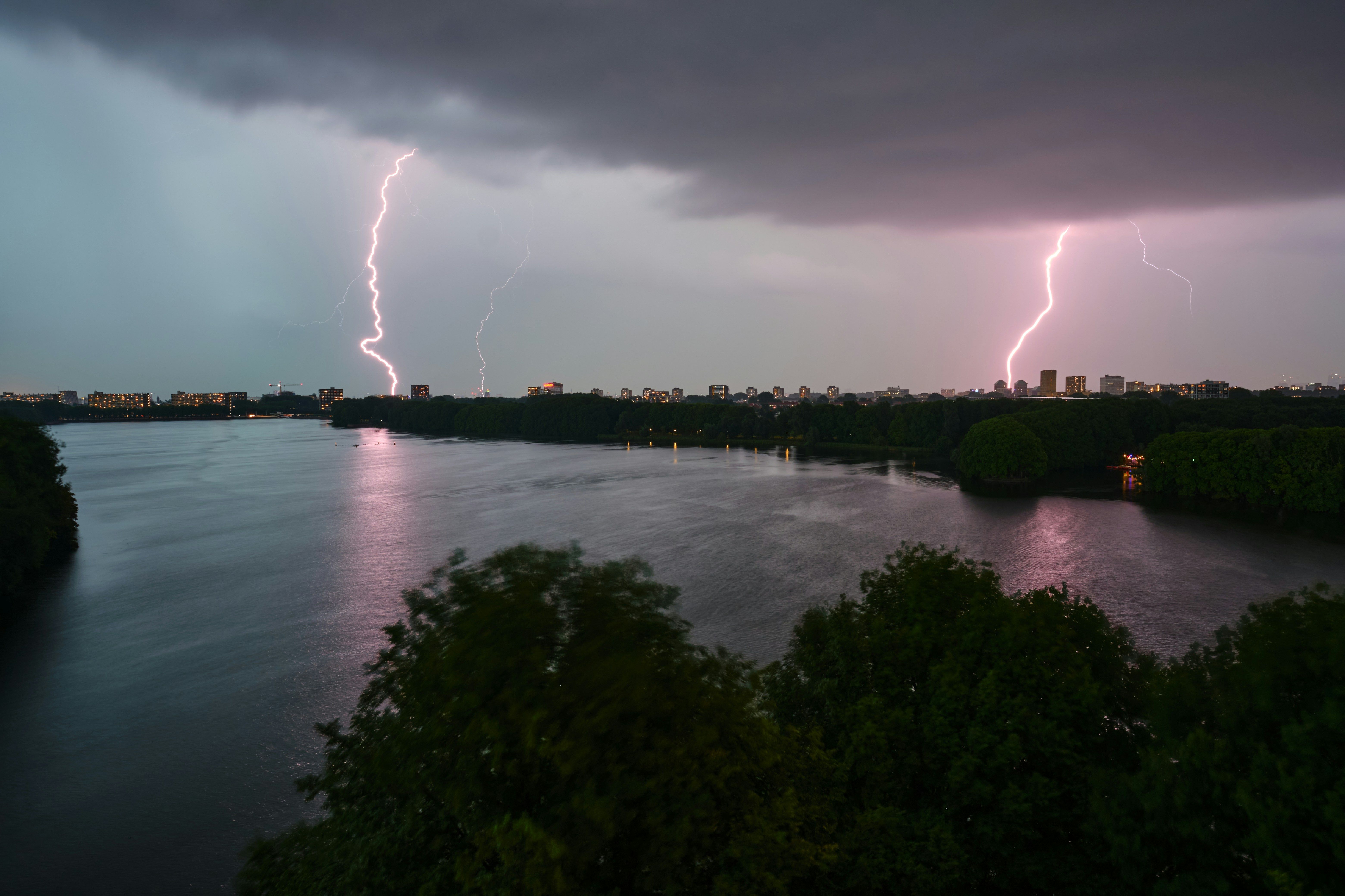 На Київщині – небезпечні погодні умови: столицю накриє гроза - 24 Канал На Київщині – небезпечні погодні умови: столицю накриє гроза - 24 Канал