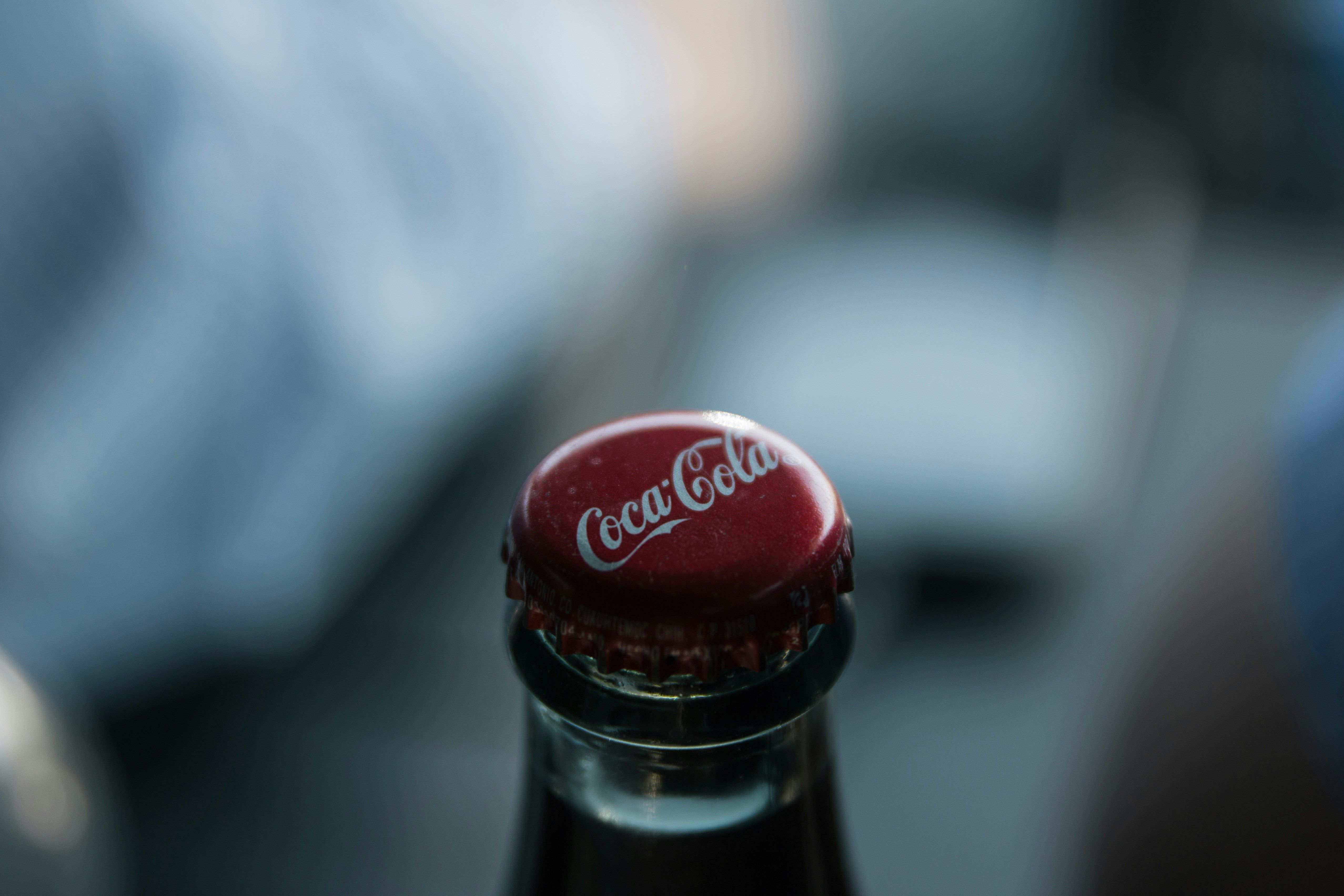 Мужчина нашел бутылку Coca-Cola, которой 100 лет - сколько она стоит Мужчина нашел бутылку Coca-Cola, которой 100 лет - сколько она стоит