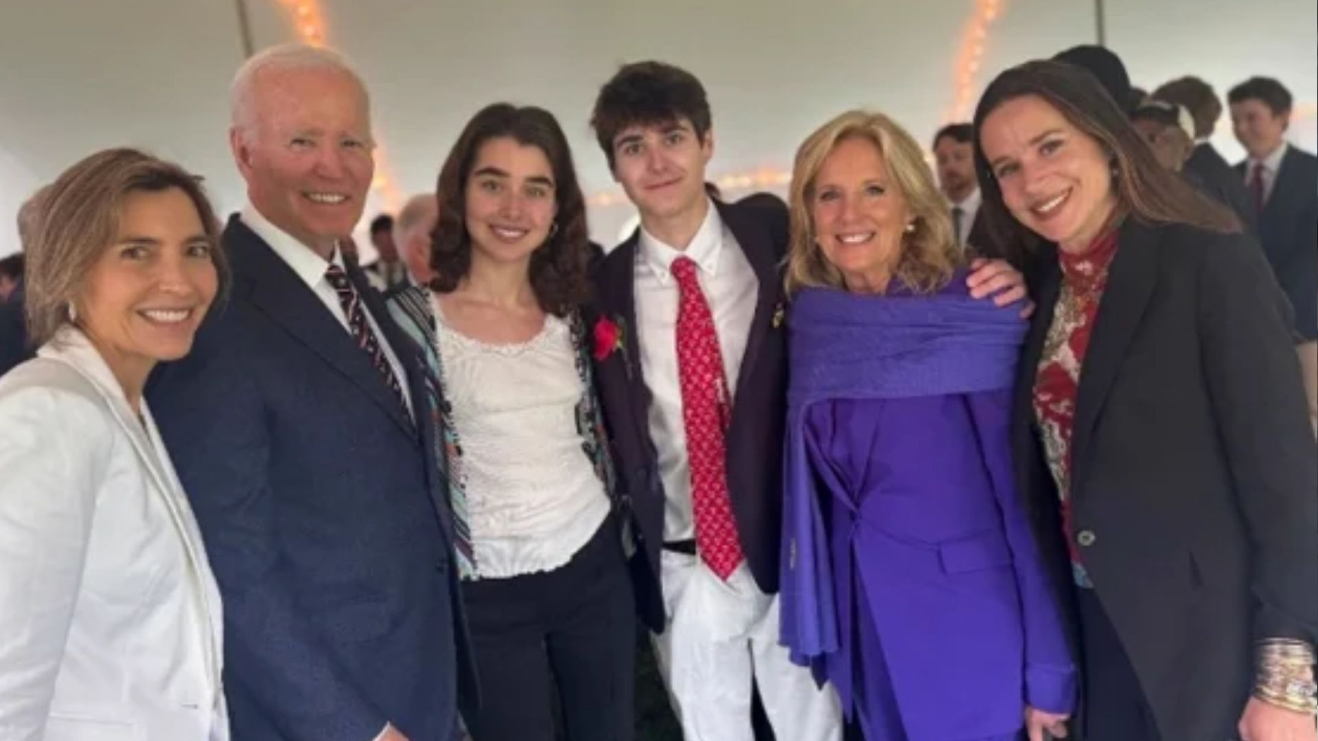 Байден посетил выпускной своего внука Роберта Хантера Байдена II Роберта Хантера Байдена II Байден посетил выпускной своего внука Роберта Хантера Байдена II Роберта Хантера Байдена II