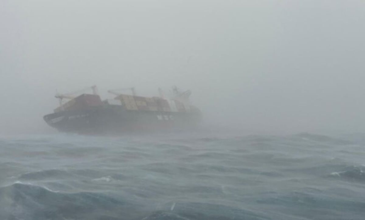 В Индии затонуло контейнерное судно