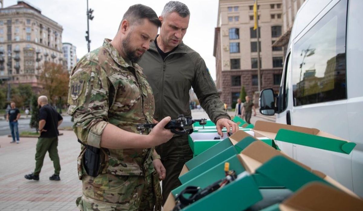 Виталий Кличко передал бойцам дроны от общины Киева Виталий Кличко передал бойцам дроны от общины Киева