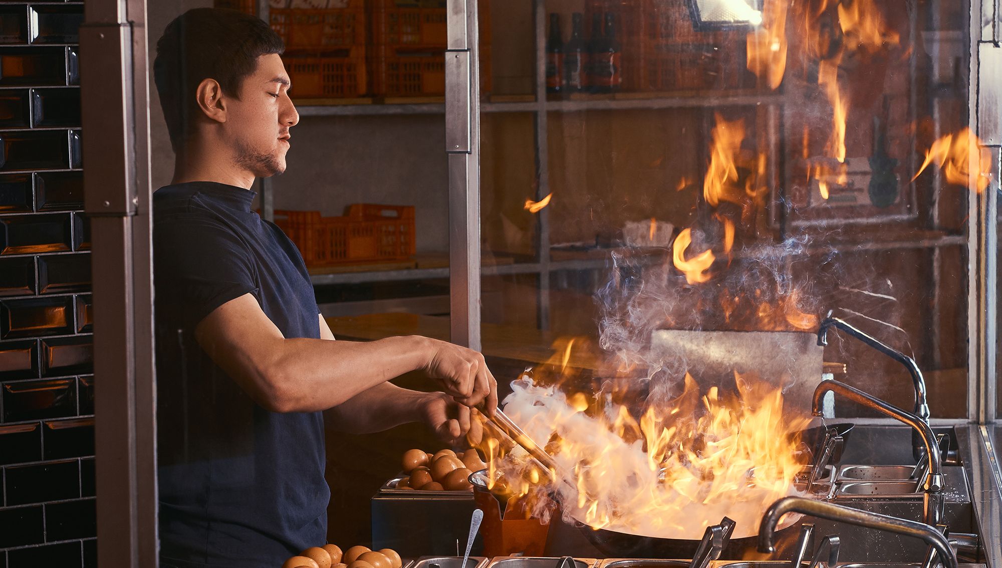 Почему нельзя тушить пожар на кухне водой