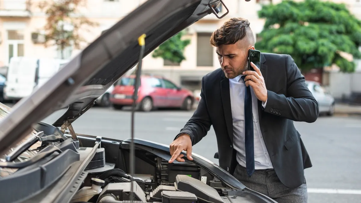 у мужчины сломалась машина у мужчины сломалась машина