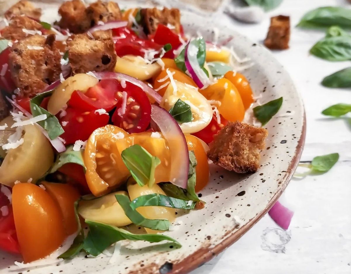 Острый салат с помидорами и гренками Острый салат с помидорами и гренками