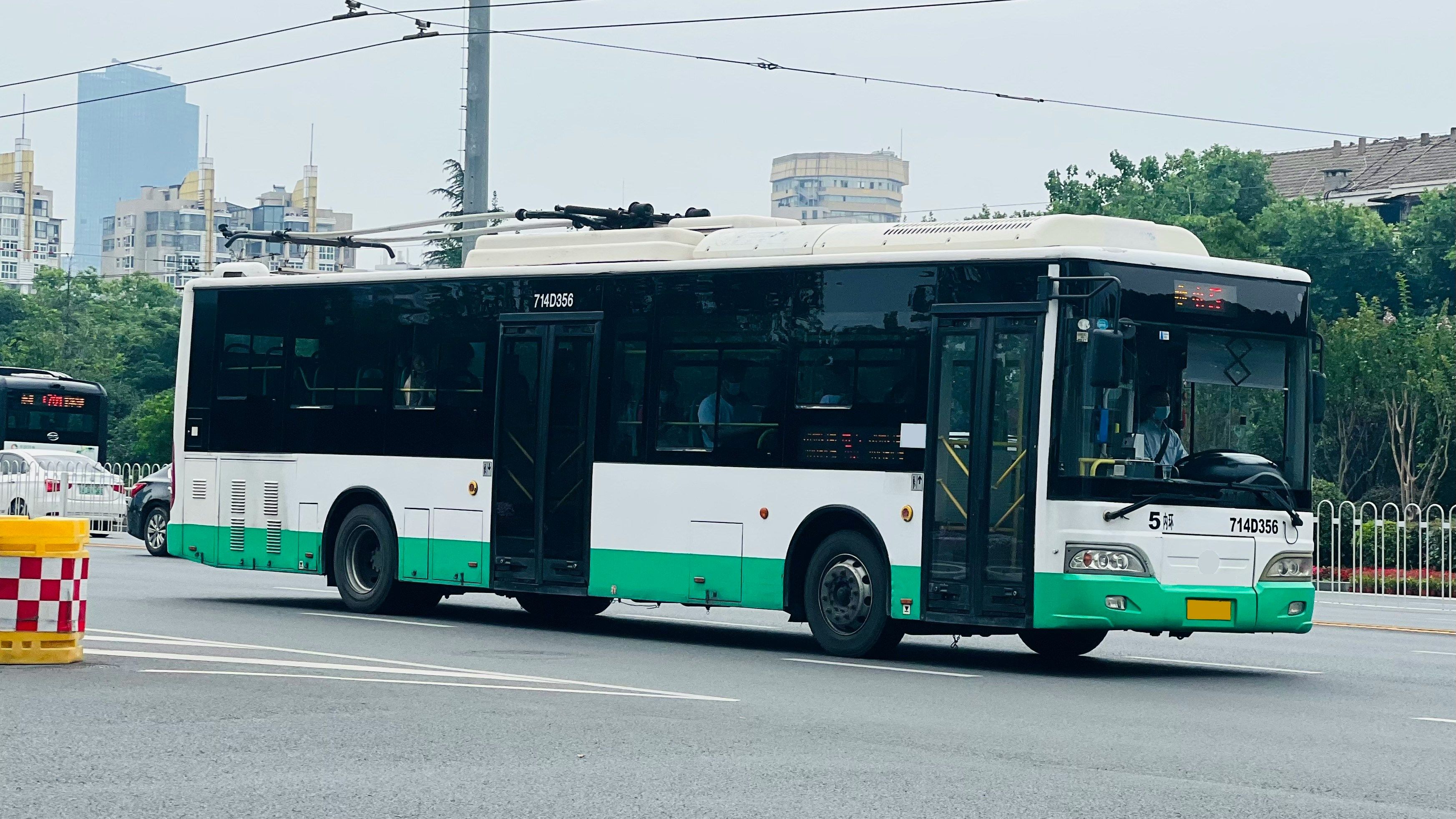 У Києві в одійка тролейбуса ремонтувала транспорт на підборах - відео У Києві в одійка тролейбуса ремонтувала транспорт на підборах - відео