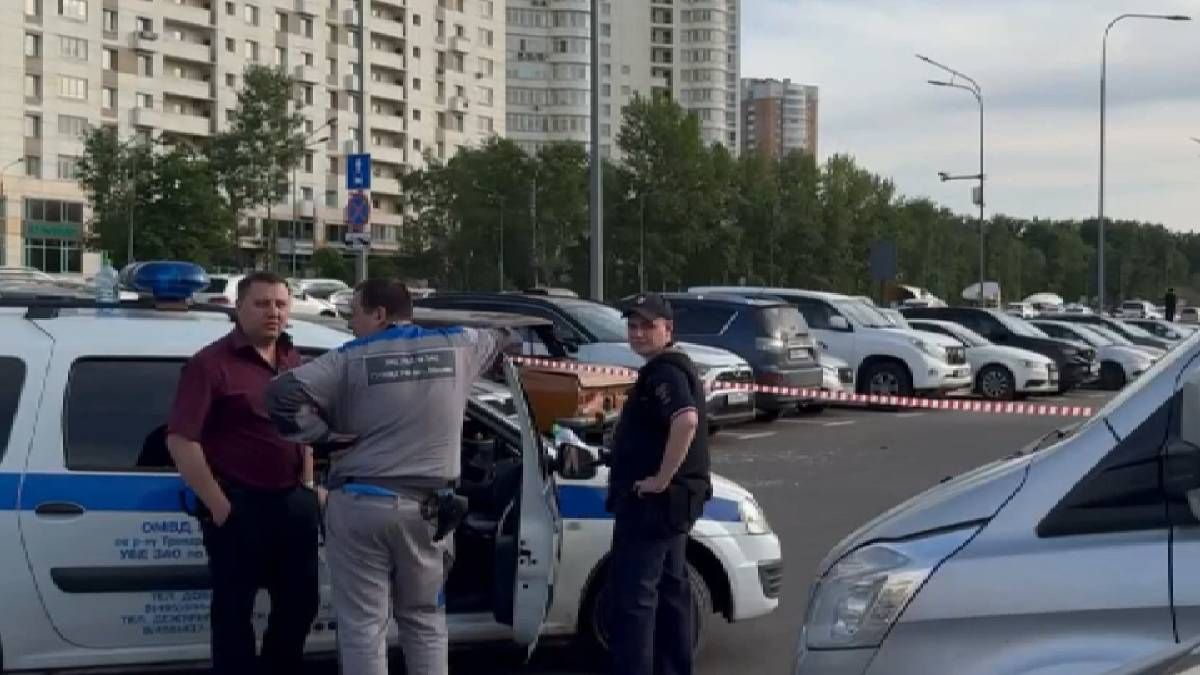 В Москве под авто нашли сомнительный предмет В Москве под авто нашли сомнительный предмет