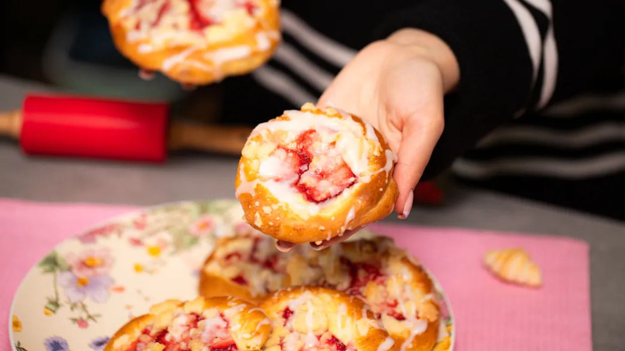 Готовим ароматные булочки с клубникой Готовим ароматные булочки с клубникой