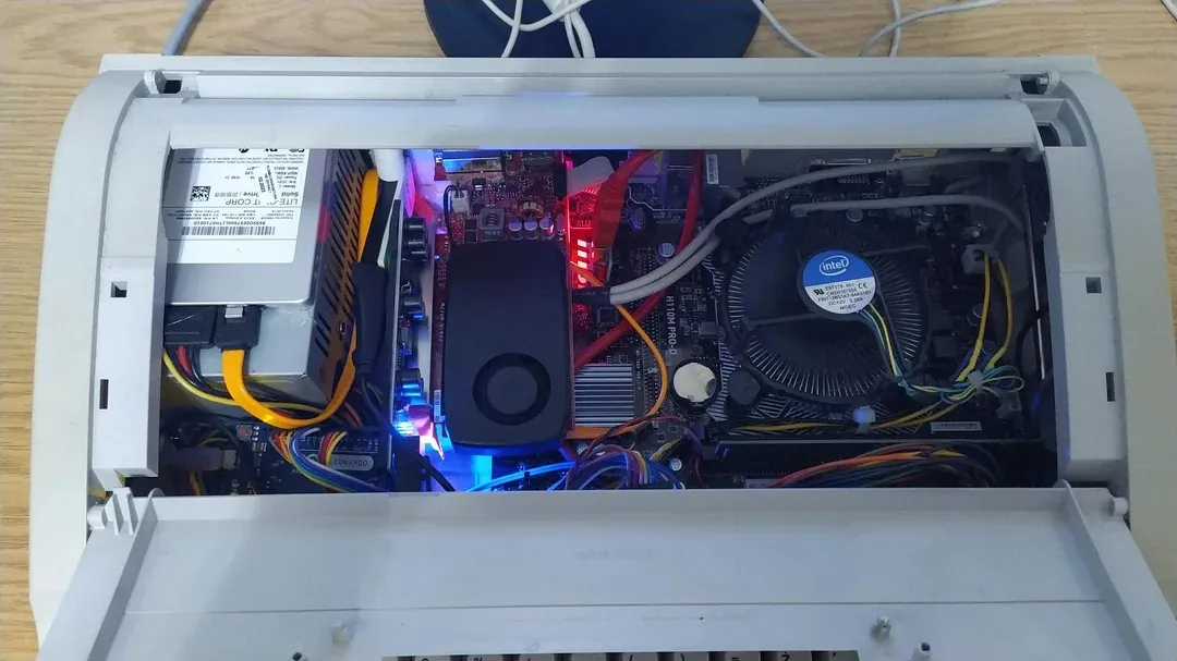 Друкарська машинка, перетворена на комп'ютер Друкарська машинка, перетворена на комп'ютер