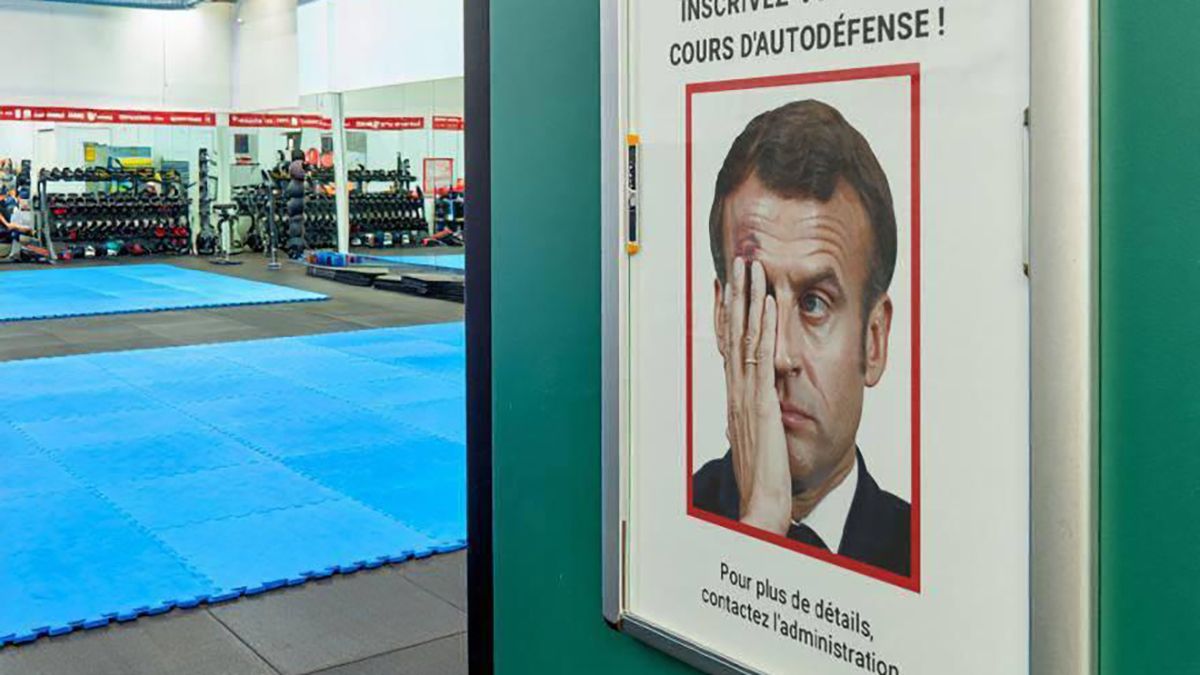 Макрон получил пощечину от жены - это использовали в рекламе Макрон получил пощечину от жены - это использовали в рекламе