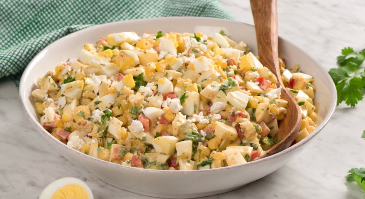 Салат з яйцем та кукурудзою