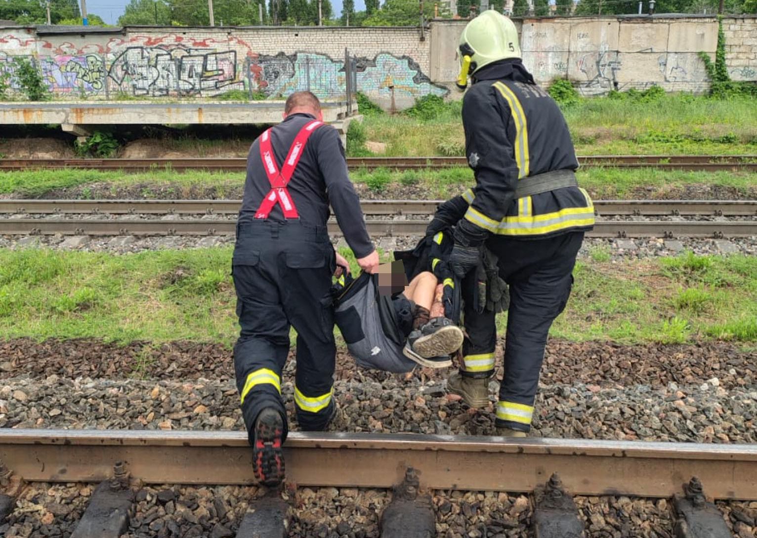 10-летний мальчик получил поражение током на железной дороге в Одессе 10-летний мальчик получил поражение током на железной дороге в Одессе