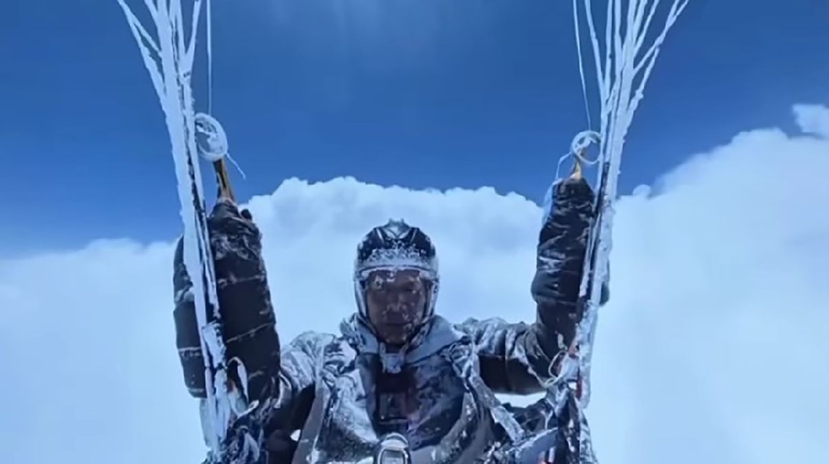 Парапланерист випадково злетів на висоту понад 8 000 метрів Парапланерист випадково злетів на висоту понад 8 000 метрів