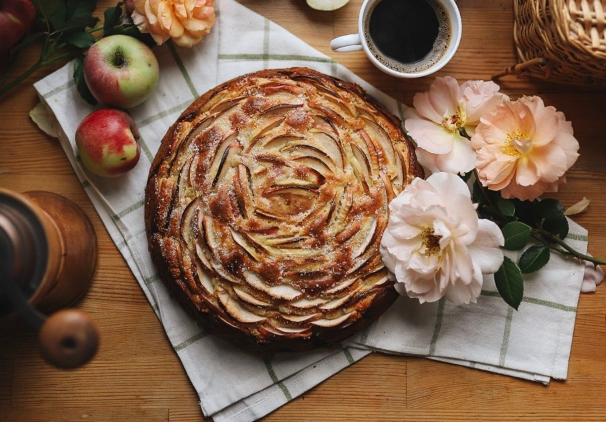 Шарлотка из 5 ингредиентов Шарлотка из 5 ингредиентов