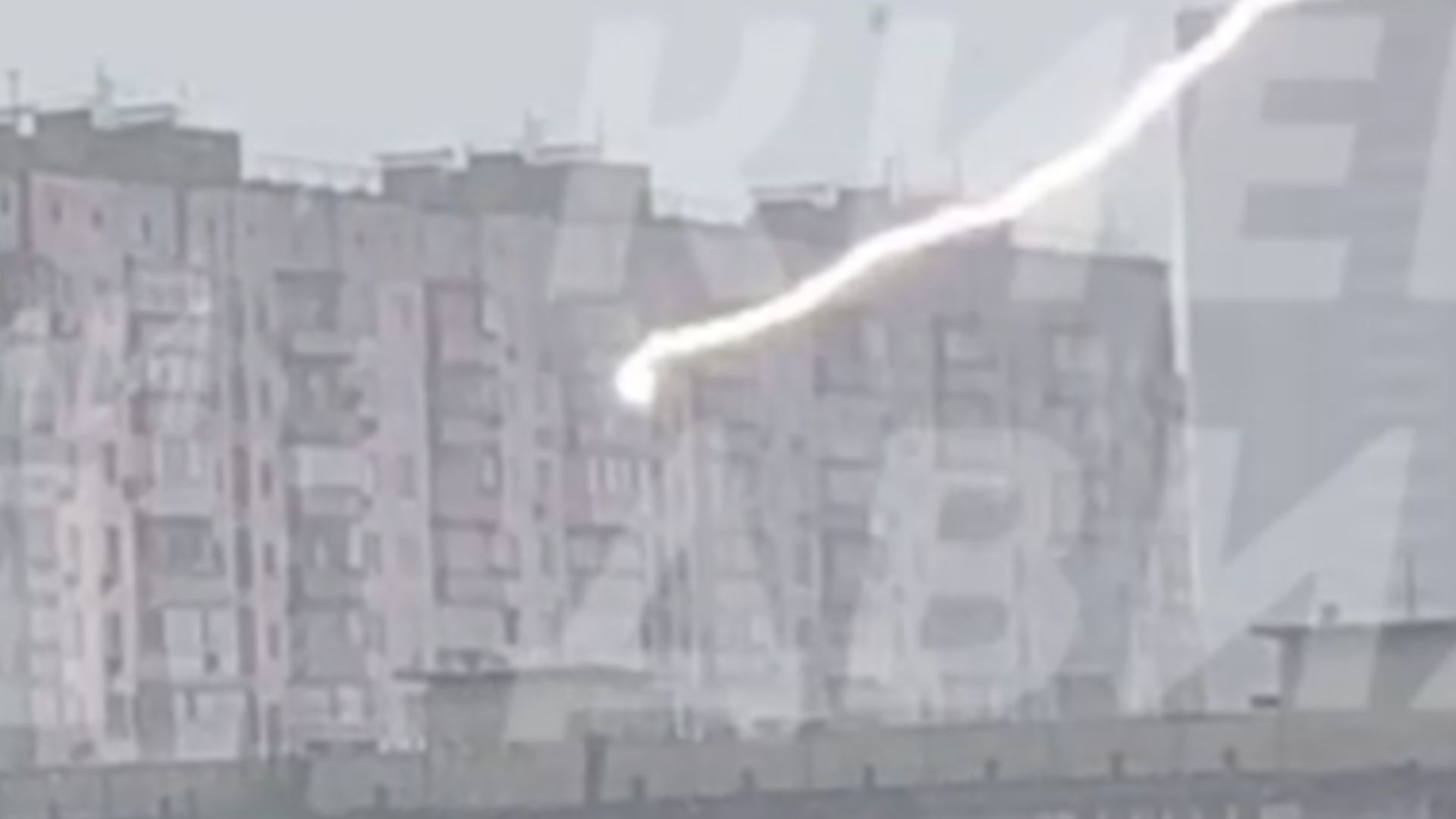 Блискавка вдарила прямо у вікно багатоповерхівки на Оболоні Блискавка вдарила прямо у вікно багатоповерхівки на Оболоні