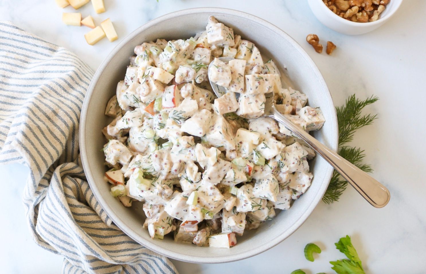 Салат с копченым куриным филе и сухариками Салат с копченым куриным филе и сухариками