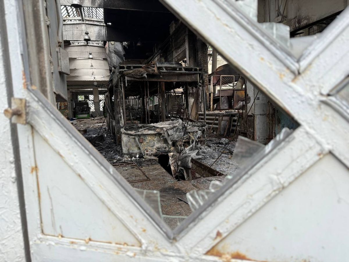 Россияне уничтожили и повредили троллейбусы в Харькове Россияне уничтожили и повредили троллейбусы в Харькове