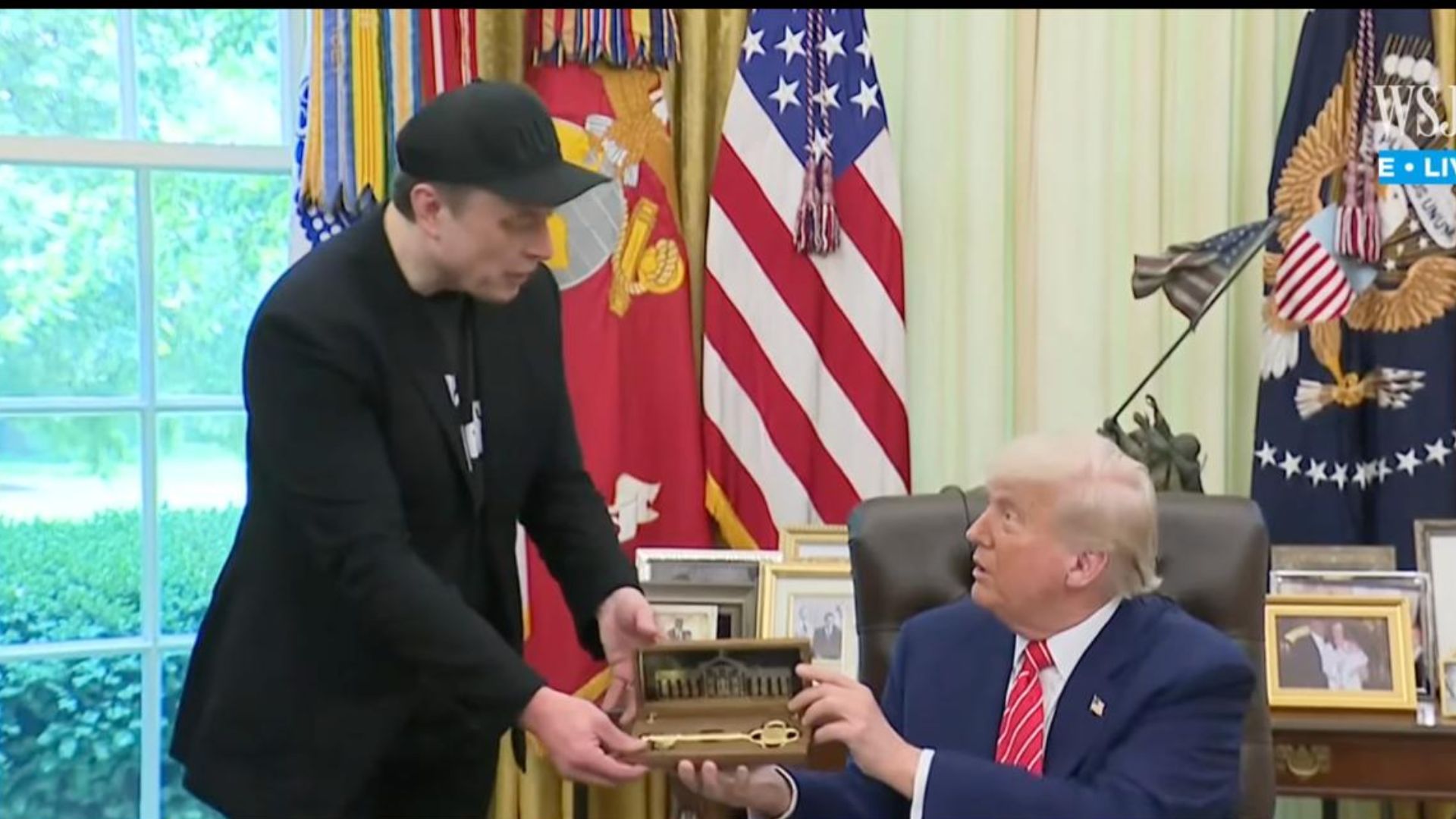 Трамп вручил Маску "ключ от Белого дома" Трамп вручил Маску "ключ от Белого дома"