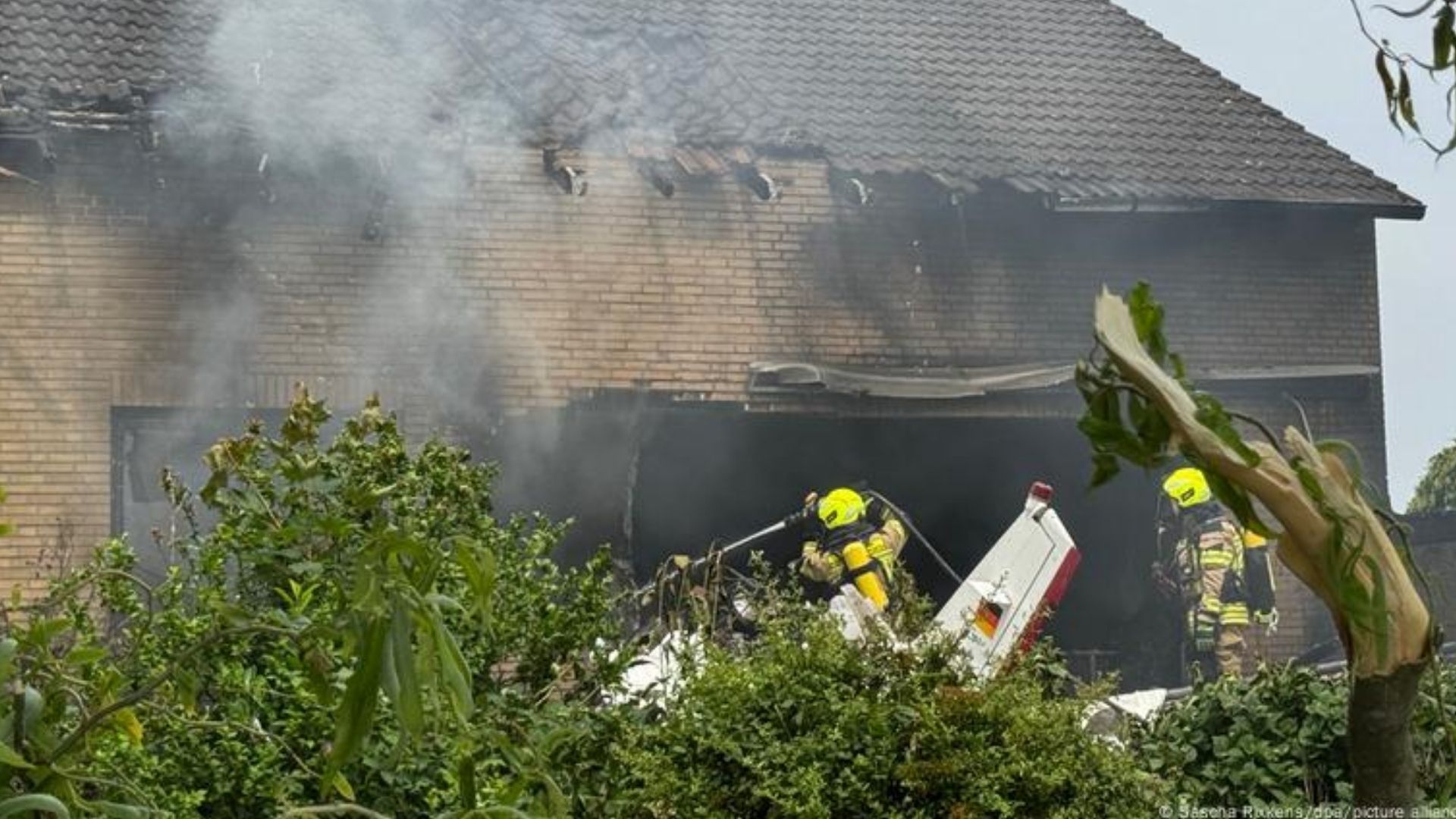 В Германии самолет упал на дом В Германии самолет упал на дом