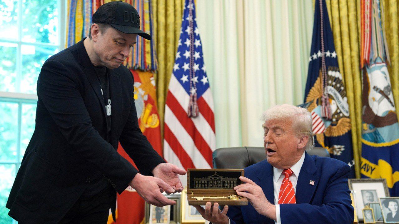 Трамп вручил Маску символический ключ Трамп вручил Маску символический ключ