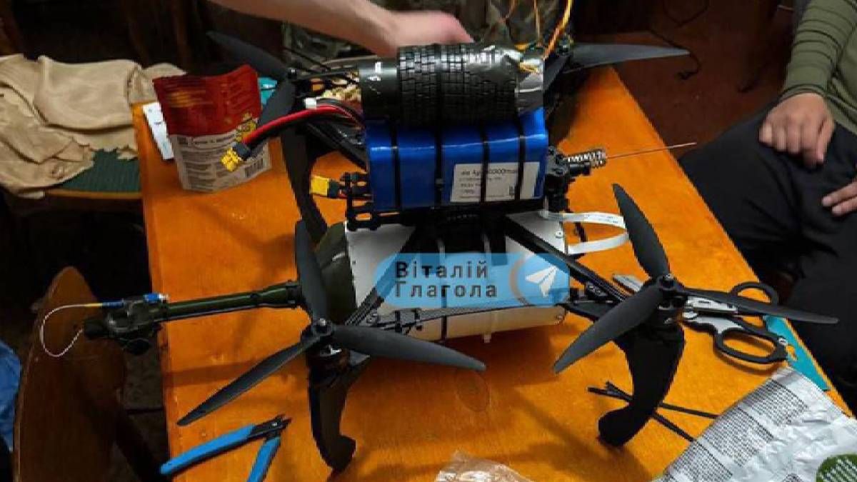Україна атакувала аеродроми у Росії дронами, які завезла туди контрабандою Україна атакувала аеродроми у Росії дронами, які завезла туди контрабандою