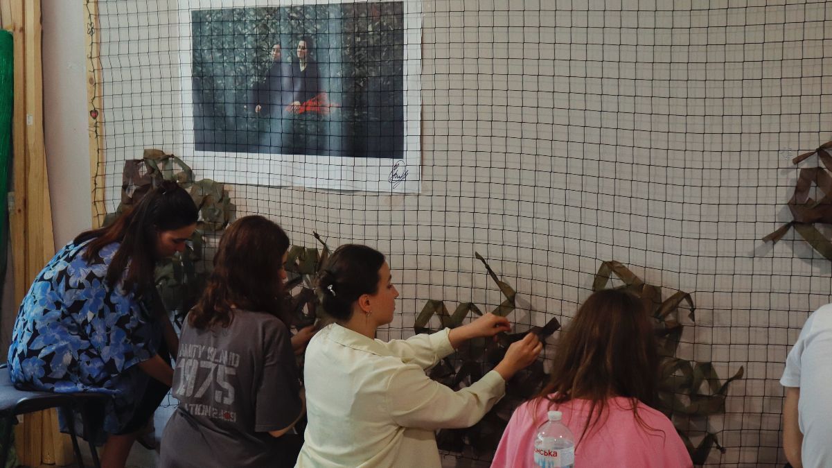 Як у Львові плетуть маскувальні сітки Як у Львові плетуть маскувальні сітки