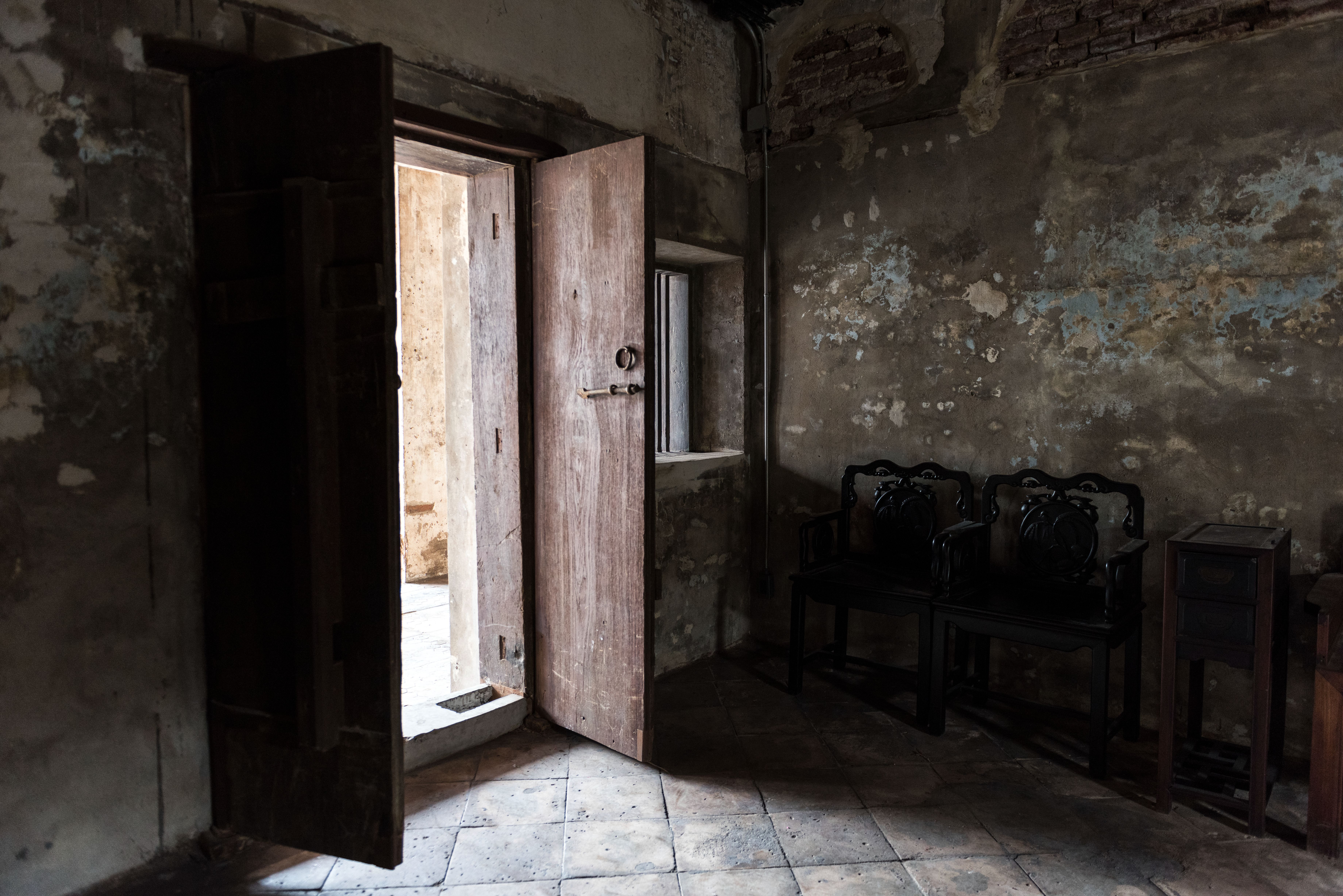 Пара нашла тайную дверь во время ремонта Пара нашла тайную дверь во время ремонта